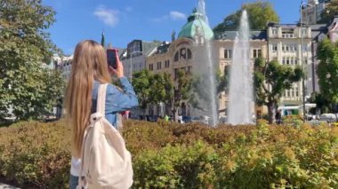 Çek Cumhuriyeti 'nin Karlovy Vary kentinde bir kadın turist yürüyor.