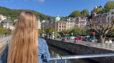 Çek Cumhuriyeti 'nin Karlovy Vary kentinde bir kadın turist yürüyor.