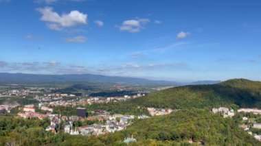 Çek Cumhuriyeti, Karlovy Vary 'nin doğasıyla güzel şehir manzarası manzarası.