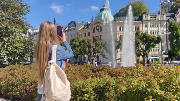 Kvinna Turist Promenader Genom Staden Karlovy Vary Tjeckien — Stockvideo