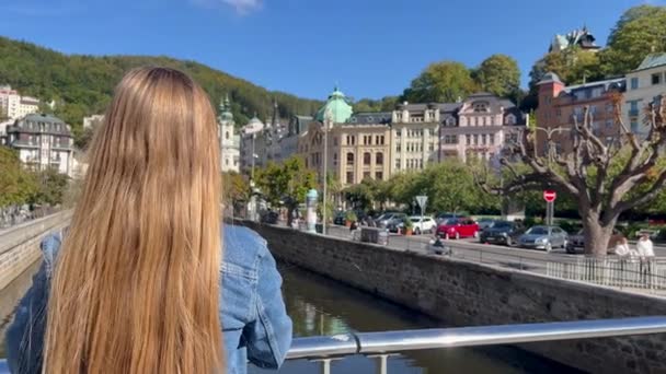 Turistka Prochází Městem Karlovy Vary Česká Republika — Stock video