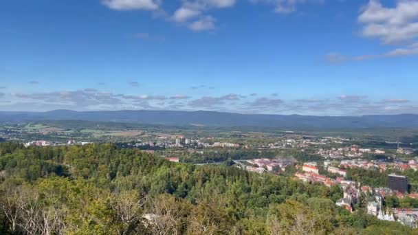 捷克共和国卡洛维瓦里市无人驾驶飞机拍摄的全景 — 图库视频影像