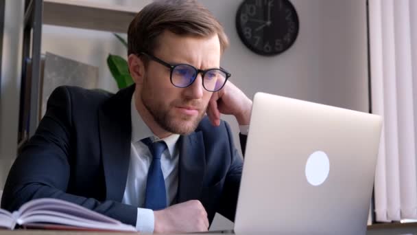 Podnikatel Který Sedí Stolu Obleku Dívá Monitor Notebooku Přemýšlí Rozhodnutí — Stock video