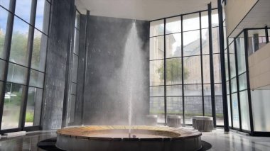 Karlovy Vary 'de sıcak maden suyu gayzeri. Çek Cumhuriyeti Turisti.