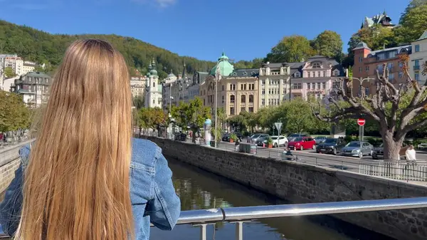 Çek Cumhuriyeti 'nin Karlovy Vary kentinde bir kadın turist yürüyor.