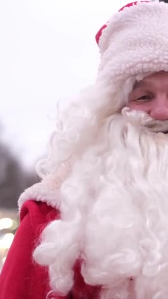 Santa Claus Con Una Barba Real Una Gran Sonrisa Con — Vídeo de stock