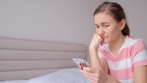 Tutup Kecewa Sedih Marah Wanita Tidak Bahagia Memegang Pil Duduk — Stok Video