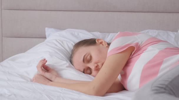 Fată Bolnavă Depresivă Întinsă Pat Dormitor Criza Vieții Insomnie Tulburări — Videoclip de stoc