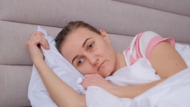 Deprimida Menina Triste Não Pode Adormecer Tarde Noite Fadiga Crise — Vídeo de Stock