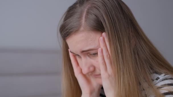 인테리어에 두통을 두통으로 고통을 여자의 클로즈업 문제에 스트레스를 — 비디오