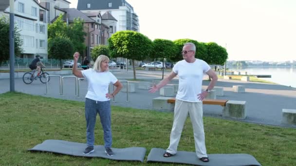 Vrolijk Glimlachend Ouder Stel Dat Sport Oefeningen Doet Volwassen Echtpaar — Stockvideo