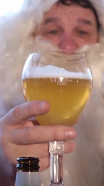 Freunde Nikolauskostümen Amüsieren Sich Auf Einer Silvesterparty Und Trinken Bier — Stockvideo