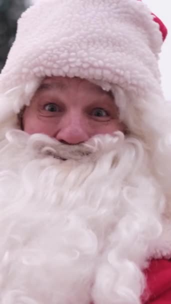 Heureux Père Noël Senior Montrant Pouce Levé Isolé Portrait Père — Video