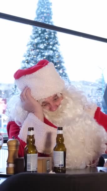 有趣的醉酒圣诞老人在酒吧 在心理上精疲力竭的圣诞老人用一瓶啤酒 圣诞快乐 垂直录像 — 图库视频影像