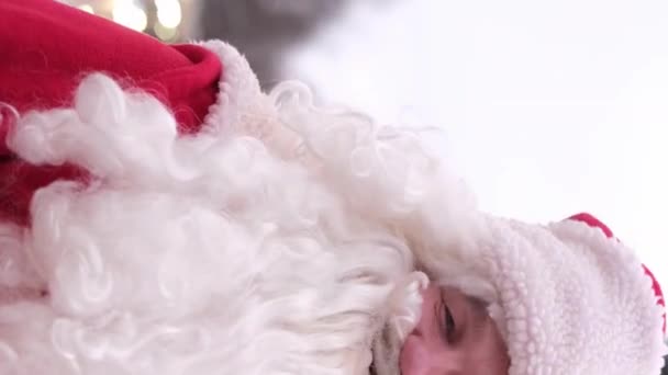 Санта Клаус Справжньою Бородою Великою Посмішкою Великими Пальцями Вгору Близько — стокове відео