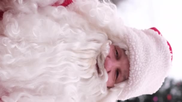 Щасливий Санта Клаус Дивлячись Камеру Крупним Планом Традиційний Санта Клаус — стокове відео