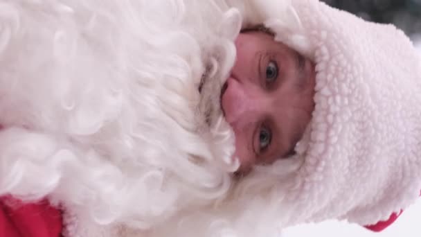 Gelukkige Senior Kerstman Met Duim Omhoog Geïsoleerd Portret Van Realistische — Stockvideo