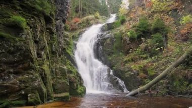 Dağlık bir bölgede güzel bir şelale. Yavaş çekim.