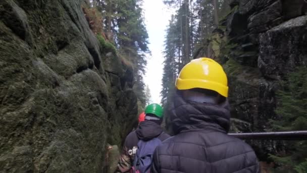 Grupa Przygód Przechodzi Przez Górski Kanion Aktywny Zespół Wyprawie Górzystym — Wideo stockowe