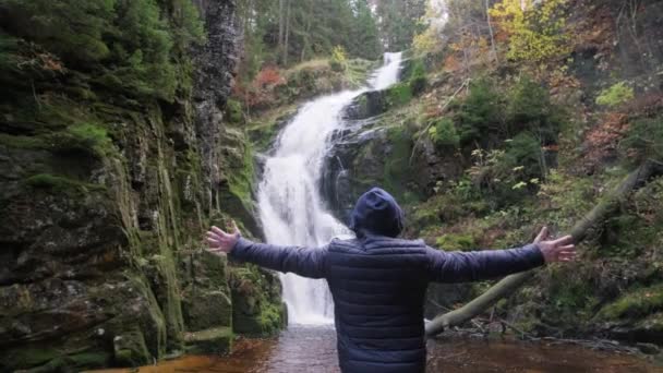 Homem Viajante Perto Uma Cachoeira Uma Sensação Liberdade Recreação Ativa — Vídeo de Stock