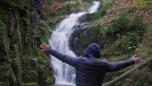 Turis Pria Rasa Kebebasan Alam Air Terjun Gunung — Stok Video