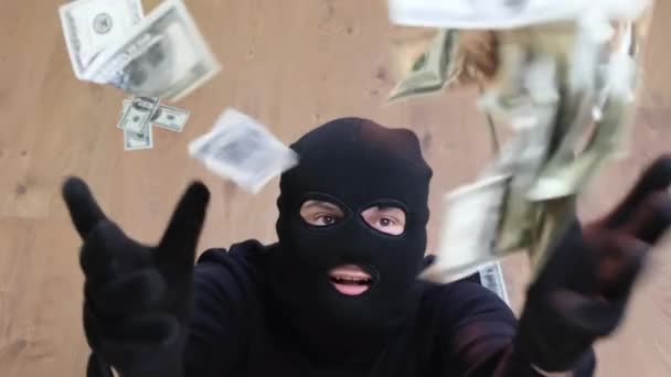 一个戴着黑色面具的强盗从保险柜里拿走了钱 抢劫的危险 — 图库视频影像