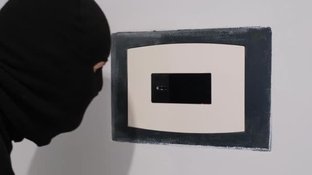 Ladrón Con Una Máscara Negra Toma Dinero Una Caja Fuerte — Vídeos de Stock