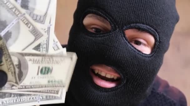 Mężczyzna Rabuś Bierze Pieniądze Sejfu Niebezpieczeństwo Kradzieży Przestępca — Wideo stockowe