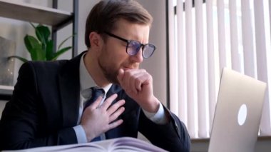 Bir ofis çalışanı hastadır, öksürür ve zor nefes alır. Bulaşıcı hastalıklar, grip.