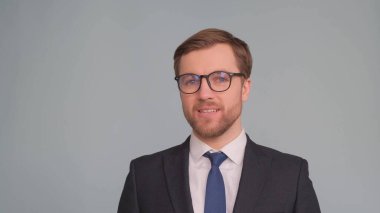 Gözlüklü Avrupalı bir işadamının portresi.