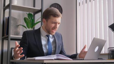 Duygusal olarak sinirli ofis çalışanı, menajer, sinirli, video aracılığıyla iş arkadaşıyla konuşan, hoşnutsuz yüz ifadesi, el hareketleri.