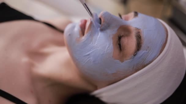 Mulher Bonita Deitada Mesa Massagem Enquanto Máscara Facial Colocada Seu — Vídeo de Stock