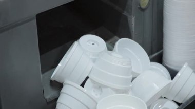 Tek kullanımlık sofra takımı üretimi için ekipman.