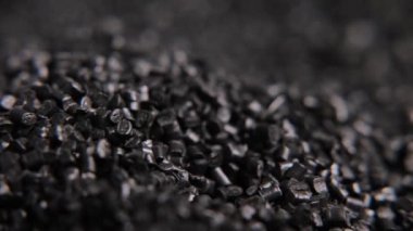 Tek kullanımlık sofra takımı yapmak için plastik. Plastik üretime yazıklar olsun.