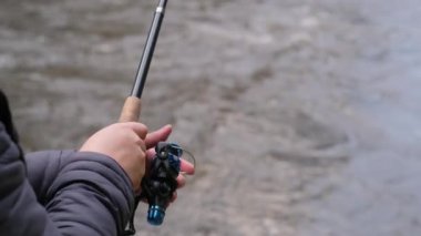 Dağ nehrinde balık tutan bir adam. Balıkçılık kavramı.