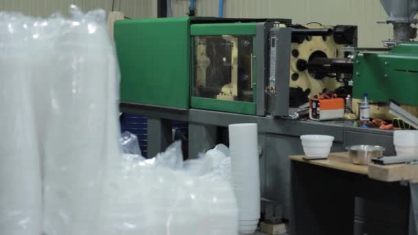 Produktion Von Einwegbehältern Aus Kunststoff Thermoplastic Produziert Kunststoffplatten Auf Einer — Stockvideo