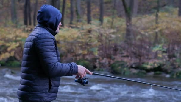 Egy Ember Aki Egy Hegyi Folyón Horgászik Halászati Koncepció — Stock videók