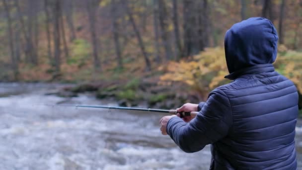 山の川で釣りをする 捕獲魚のためのホビー釣り — ストック動画