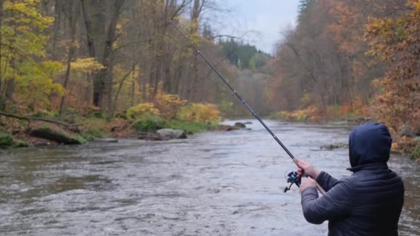 Man Fishing Mountain River Usa Fishing Hobby — Stock Video
