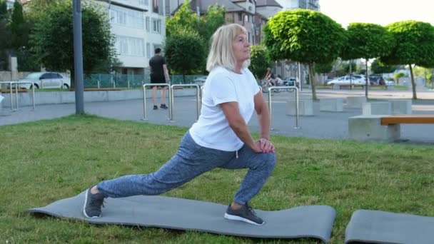 Senior Kvinna Gör Fitnessövningar Stadspark Morgonträning — Stockvideo