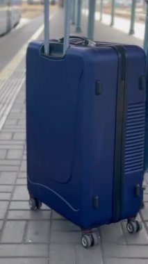 Bir turist bagajlı bir tren vagonuna biner. Tren yolculuğu. Dikey video.