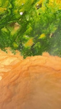 Çek Cumhuriyeti, Karlovy Vary 'de yüksek demir yay. Dikey video.