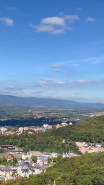 Çek Cumhuriyeti, Karlovy Vary 'nin doğasıyla güzel şehir manzarası manzarası. Dikey video.
