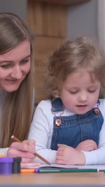 Moeder Kind Trekken Houden Zich Bezig Met Creativiteit Gelukkige Familie — Stockvideo