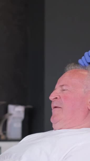 Yaşlı Bir Adam Trikoloğa Gider Saç Dökülme Problemi Dikey Video — Stok video