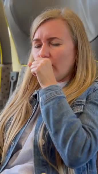 Mujer Que Viajaba Tren Tiene Dolor Garganta Ella Tose Agarra — Vídeos de Stock