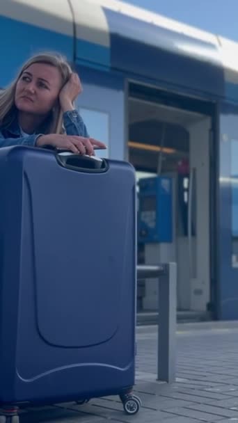 Een Vrouwelijke Reiziger Slaapt Een Koffer Terwijl Hij Wacht Een — Stockvideo