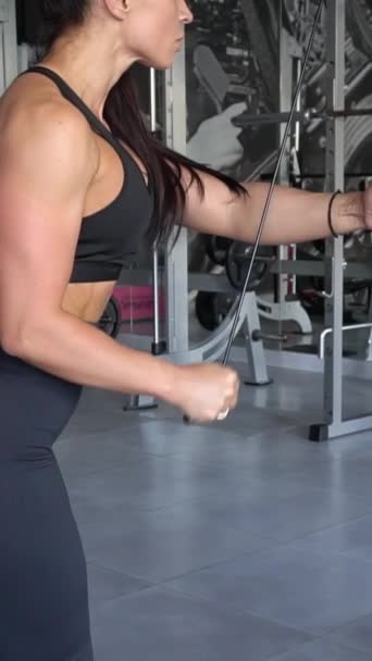Een Mooie Sterke Vrouw Traint Spieren Van Haar Armen Rug — Stockvideo