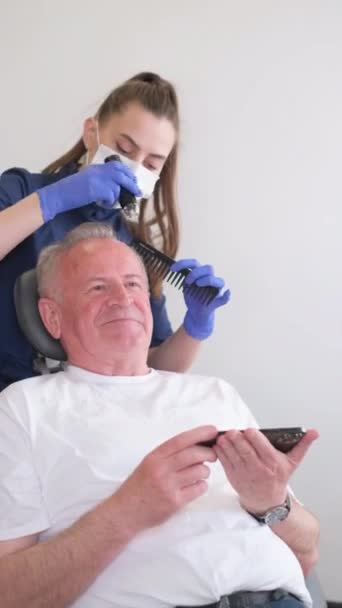 Elinde Büyüteç Olan Bir Tricholog Saçı Dökülen Birinin Kafasını Muayene — Stok video