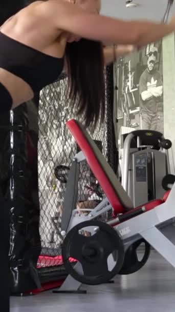 Junge Frau Trainiert Fitnessstudio Gesunden Lebensstil Fitness Training Fitnessstudio Vertikales — Stockvideo
